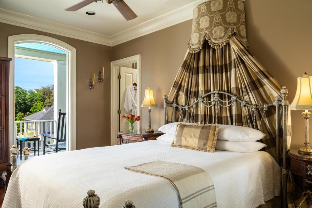 Queen Room with Balcony interior